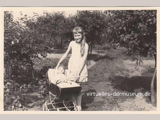 Ich 7 Jahre alt, mit Puppenwagen und Franz Schmidt Puppe von 1932