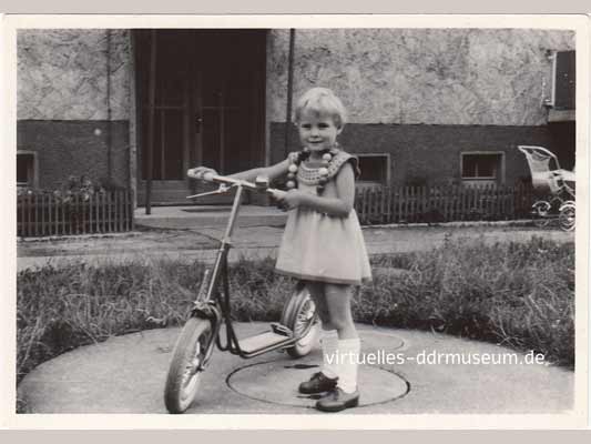 Kindheit in der DDR, Kind mit Luftroller, 60er Jahre