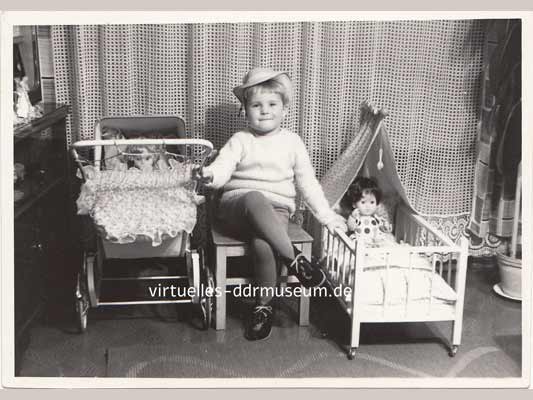 Kindheit in der DDR, Kind mit Puppenwagen und Puppenbettchen