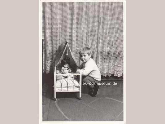 Kindheit in der DDR, Kind mit Puppenbettchen und Puppe