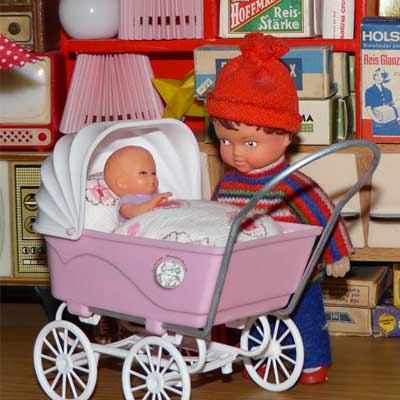 ARI-Puppe, Junge mit Schlitten, in Originalkleidung, 60er Jahre - Bild 1