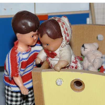 ARI-Puppen in Originalkleidung, li. 70er Jahre, re. 50er Jahre