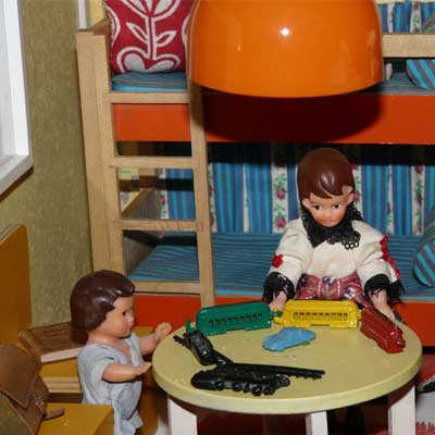 ARI-Puppen in Originalkleidung, li. 60er Jahre, re. 70er