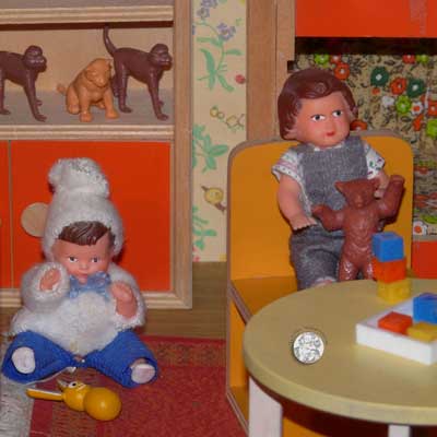 ARI-Puppen in Originalkleidung, li. 60er Jahre, re. 70er Jahre